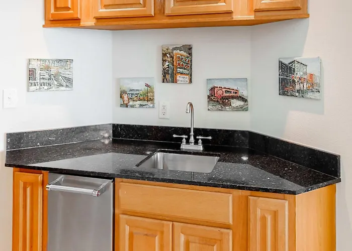 Charming Ocean View With Private Balcony Ac Shared Outdoor Pool Free Wifi *